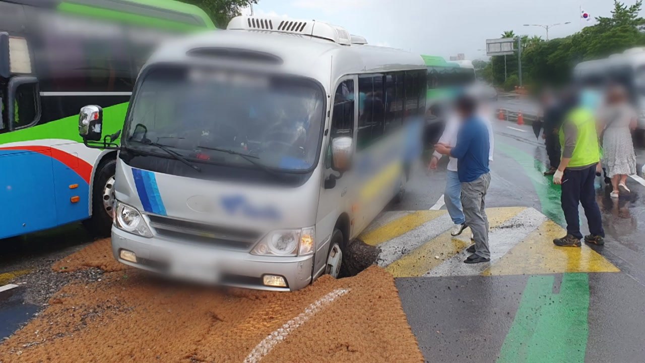 제주공항 입구 교차로 도로 패임...버스 바퀴 빠져 / YTN