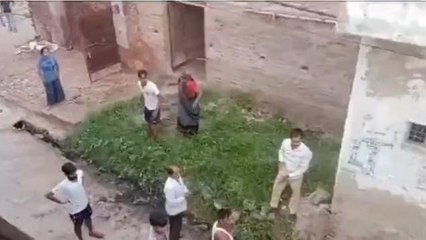 एटा: दो पक्षों में विवाद के बाद जमकर चले लाठी-डंडे और ईंट-पत्थर