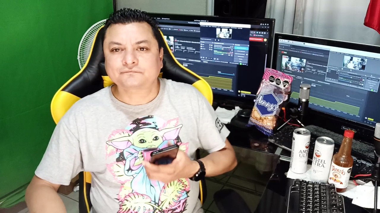 En la oficina platicando con todos mis seguidores con botanas y bebidas chicharrones de cerdo y cervezas bien frias