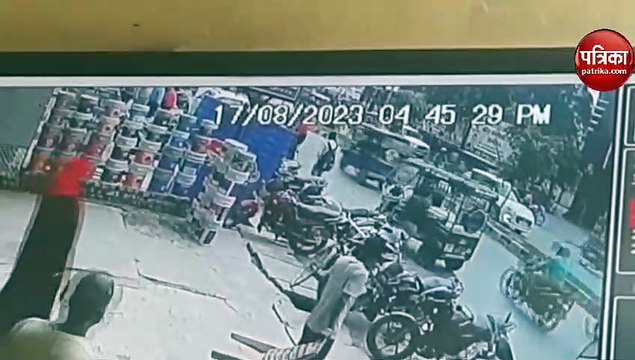 Gonda Video : बीच सड़क पर प्यार का नंगा नाच, प्रेमी ने प्रेमिका को जमकर पीटा, तमाशबीन बने लोग