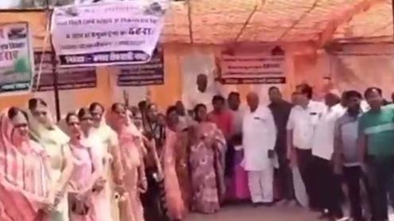 नागौर: ट्रेनों के ठहराव की मांग को लेकर प्रदर्शन जारी, धरना स्थल पर पहुंचे रेलवे अधिकारी