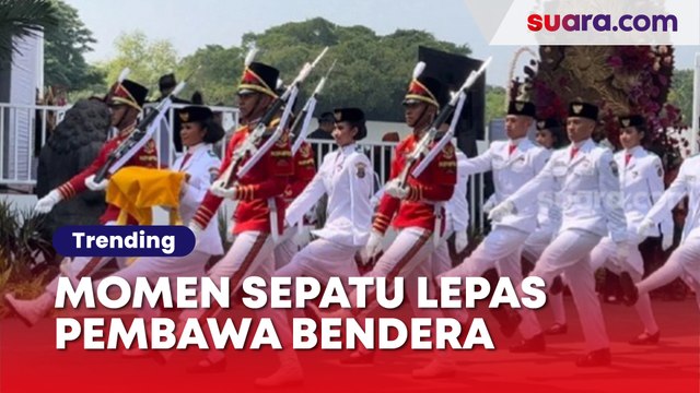 Momen Sepatu Lepas Pembawa Bendera Merah Putih, Lilly Indriani Tetap Bikin Bangga Papua