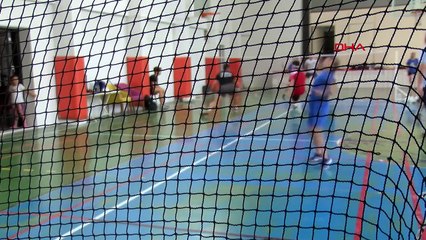 Un enfant souffrant de troubles de la parole classé 3e en Turquie dans le sport de badminton