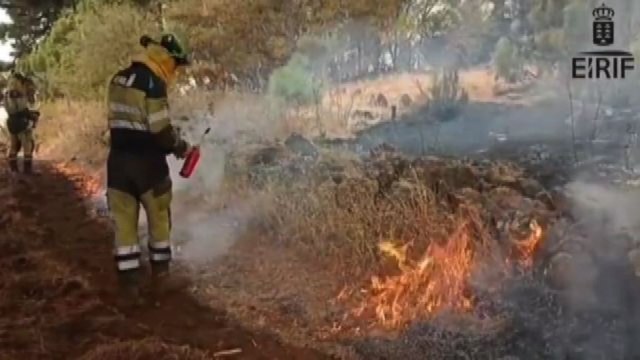 Vasto incendio a Tenerife, migliaia di evacuati