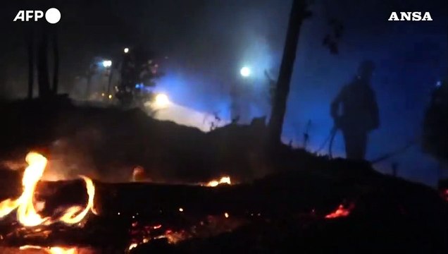 Spagna, vigili del fuoco combattono le fiamme sull'isola di Tenerife