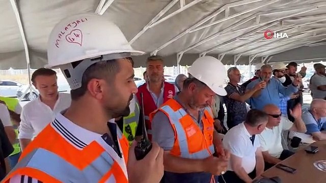 Malatya'da yüksek katlı ağır hasarlı binalar patlayıcı madde ile yıkılıyor