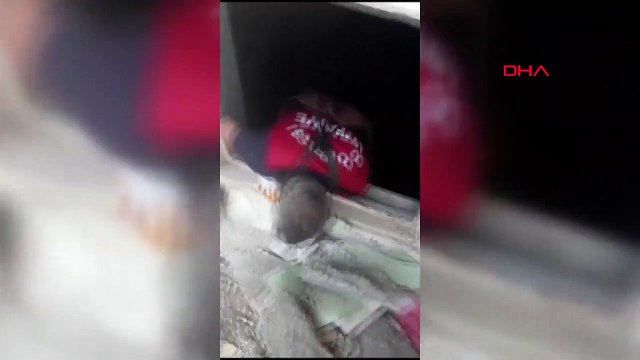 Depremde mahsur kalan yavru kedi itfaiye ekipleri tarafından kurtarıldı