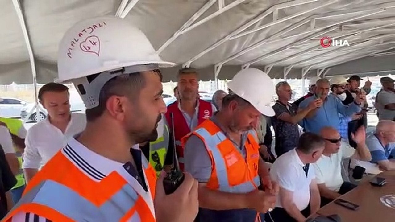 Des immeubles de grande hauteur fortement endommagés à Malatya sont démolis à l'explosif