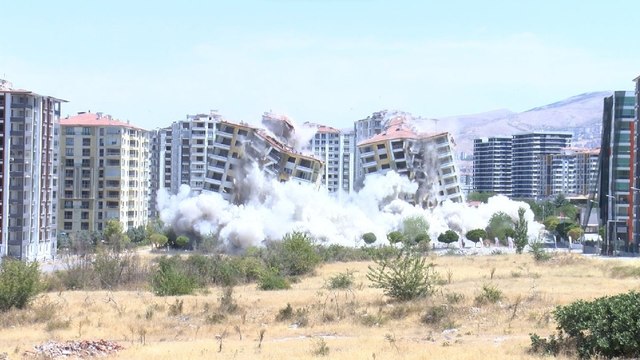 Malatya’da ağır hasarlı 12 katlı 2 bina patlatılarak yıkıldı