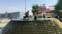 Les enfants fatigués de la chaleur à Bursa sont entrés dans la piscine ornementale