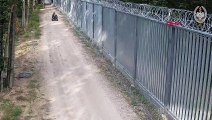 Polonya Sınır Muhafızları, düzensiz göçmenlerin Belarus sınırından geçme girişimlerini gösteren görüntüleri paylaştı