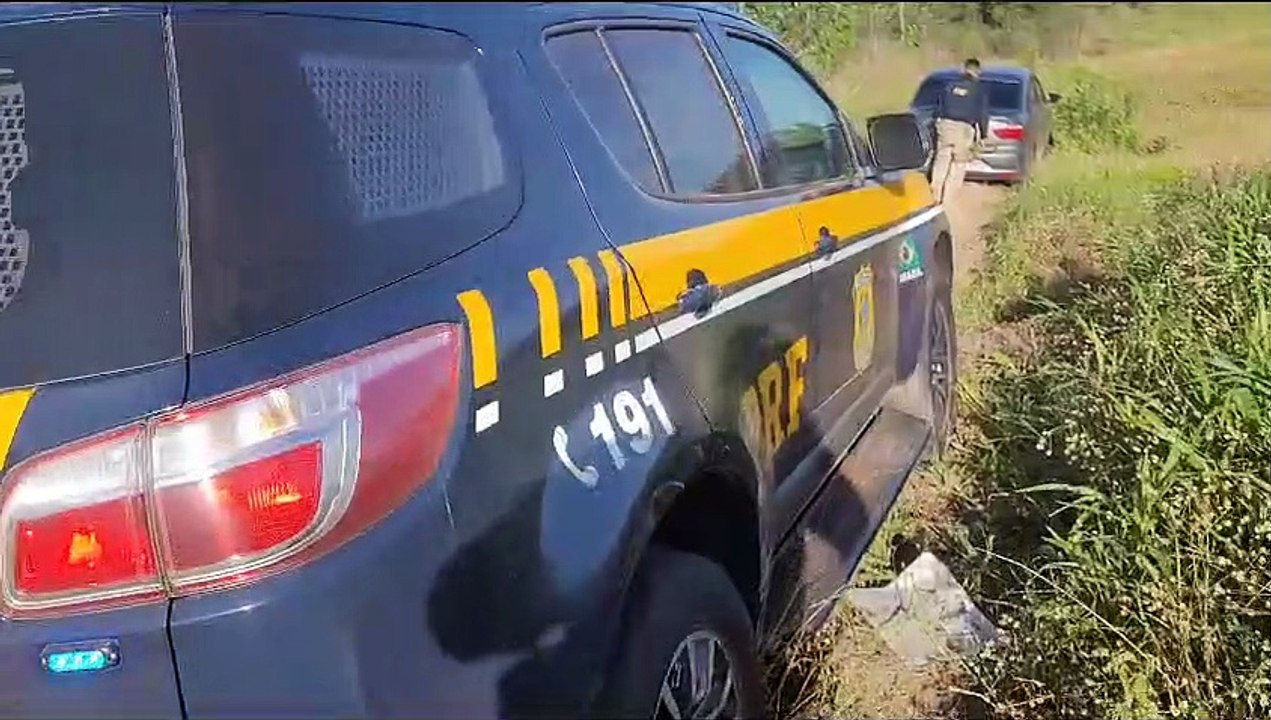 BR-272: Carro bate e durante fuga e traficante abandona mulher grávida e 99 quilos de maconha