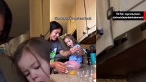 Vídeo polêmico: mães quebram ovos na cabeça de seus filhos em novo desafio viral