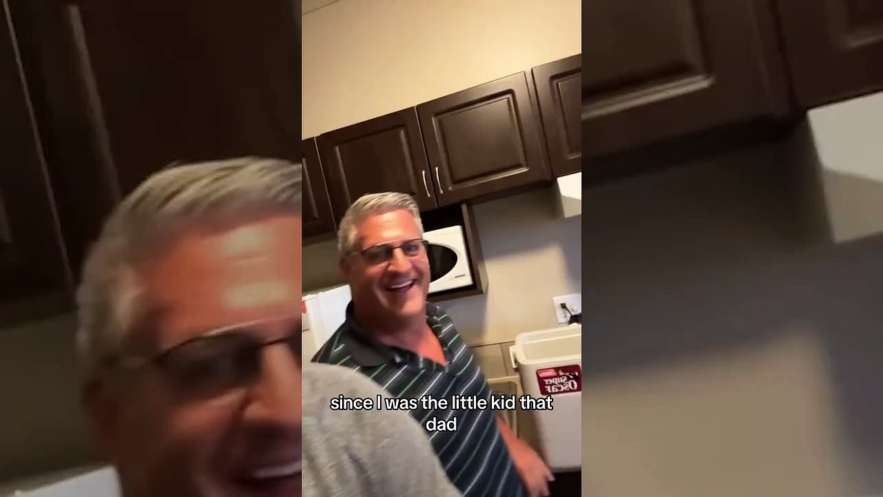 Vídeo divertido: pai e filho encontram surpresa hilária em quarto de hotel