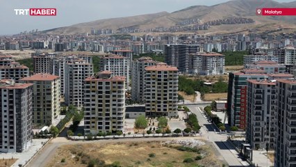 Malatya'da ağır hasarlı iki bina patlayıcıyla yıkıldı