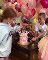 Baby milionaria a 12 anni, la torta di compleanno con i soldi