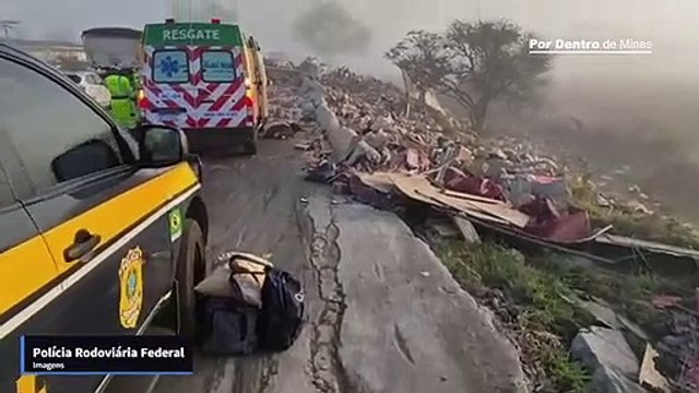 Carreta bate em mureta, tomba e interdita Rodovia Fernão Dias, em Pouso Alegre