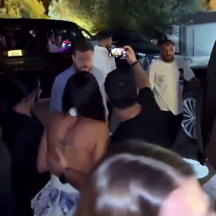 Erkek hayranı, Dilan Polat'la fotoğraf çekilirken elini Polat'ın beline atınca Engin Polat böyle müdahale etti