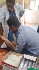 गार्ड ने लिया महिला मरीज का नमूना, देखता रहा अस्पताल स्टाफ