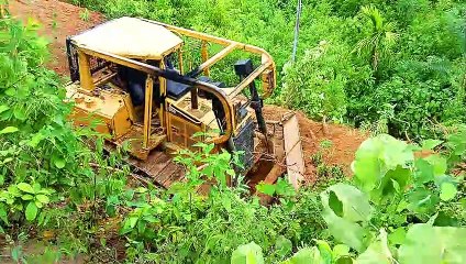 Making Dangerous Roads Using the Caterpillar D6R XL