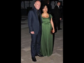 Salma Hayek mange, la robe dézippée, après une sortie avec sa fille blonde âgée de 15 ans, qui "ne