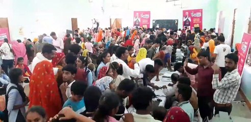 नि:शुल्क मोबाइल के लिए घंटों तक इंतजार, महिलाएं हुई परेशान