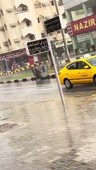 Le tambour à ordures flotte dans la rue sous une pluie battante