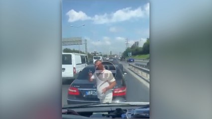 Télécharger la video: Ambulansın önünü kesti, içinde hasta var mı öğrenmek istedi