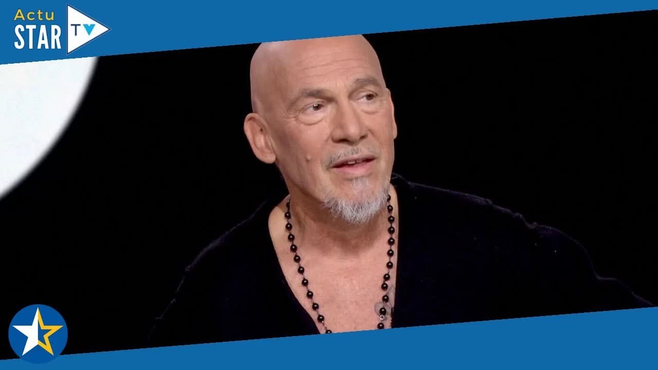 Florent Pagny  le chanteur victime d'une violente chute avant un concert, plusieurs côtes cassées