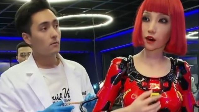 Los robots humanoides que impresionan durante la Conferencia Mundial de Robots