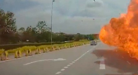 Video: Vliegtuig stort neer op auto en motor op snelweg, explodeert en doodt 10 mensen