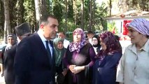 Vali Türker Öksüz, ayağının tozuyla esnaf ve şehitlik ziyaretinde bulundu