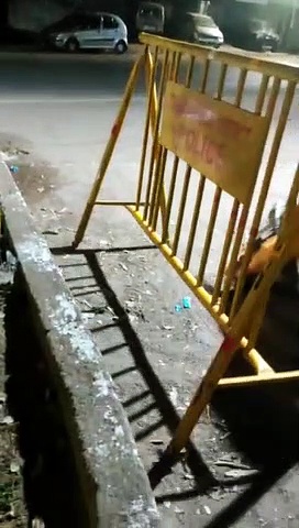 ரீல்ஸ் மோகம்; சாலை தடுப்பை மோதிக்கொண்டு குப்புற விழுந்த இந்து மகாசபா மாவட்ட தலைவர்