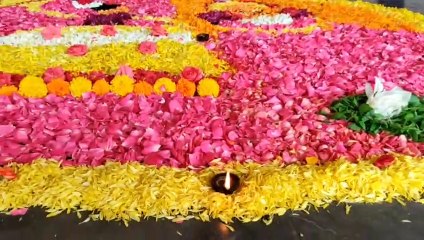 ONAM : छात्राओं ने फूलों से बनाई आकर्षक रंगोली