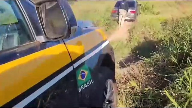 Suspeito foge a pé e abandona namorada grávida com 99 kg de maconha após perseguição