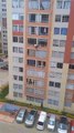 Mujer se lanza de edificio por temblor