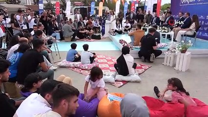 Le ministre de l'Énergie Alparslan Bayraktar a visité une camionnette