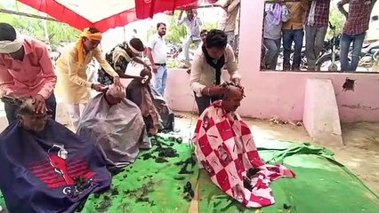 60 से अधिक लोगों ने सिर मुंडवाया, 28 बैठे अनशन पर