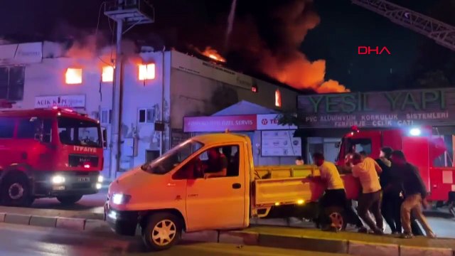 Un incendie s'est déclaré dans une usine de portes en bois à Bursa