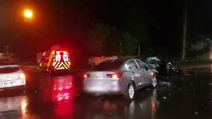 Batida entre Celta e Onix deixa homem ferido na Rua Manoel Ribas no Cancelli