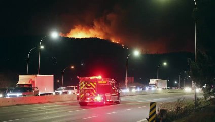 Carrera contrarreloj para evacuar a miles por incendio en el norte de Canadá