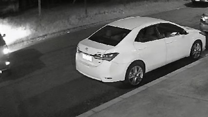 Câmera registra momento em que carro é levado por bandidos em Cascavel