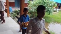 बालाघाट: ऐसे पढ़ेगा इंडिया तो कैसे बढ़ेगा इंडिया, स्कूली बच्चों से वितरण कराया गया खाना