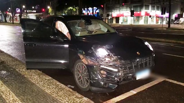 Porsche e Ford Ka se envolvem em acidente na Avenida Brasil