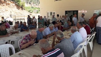 Video herunterladen: Le maire d'Antalya Muratpaşa, Ümit Uysal, a distribué l'ashura dans le village d'Ovacık