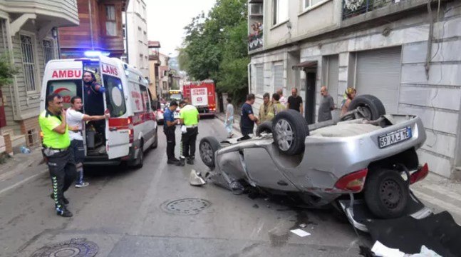 Üsküdar'da aydınlatma direğine çarpan otomobil takla attı: 5 yaralı