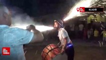 Elazığ'da şaşkına çeviren davulcu: Ağzındaki meşale ve ateş çemberiyle şov yaptı