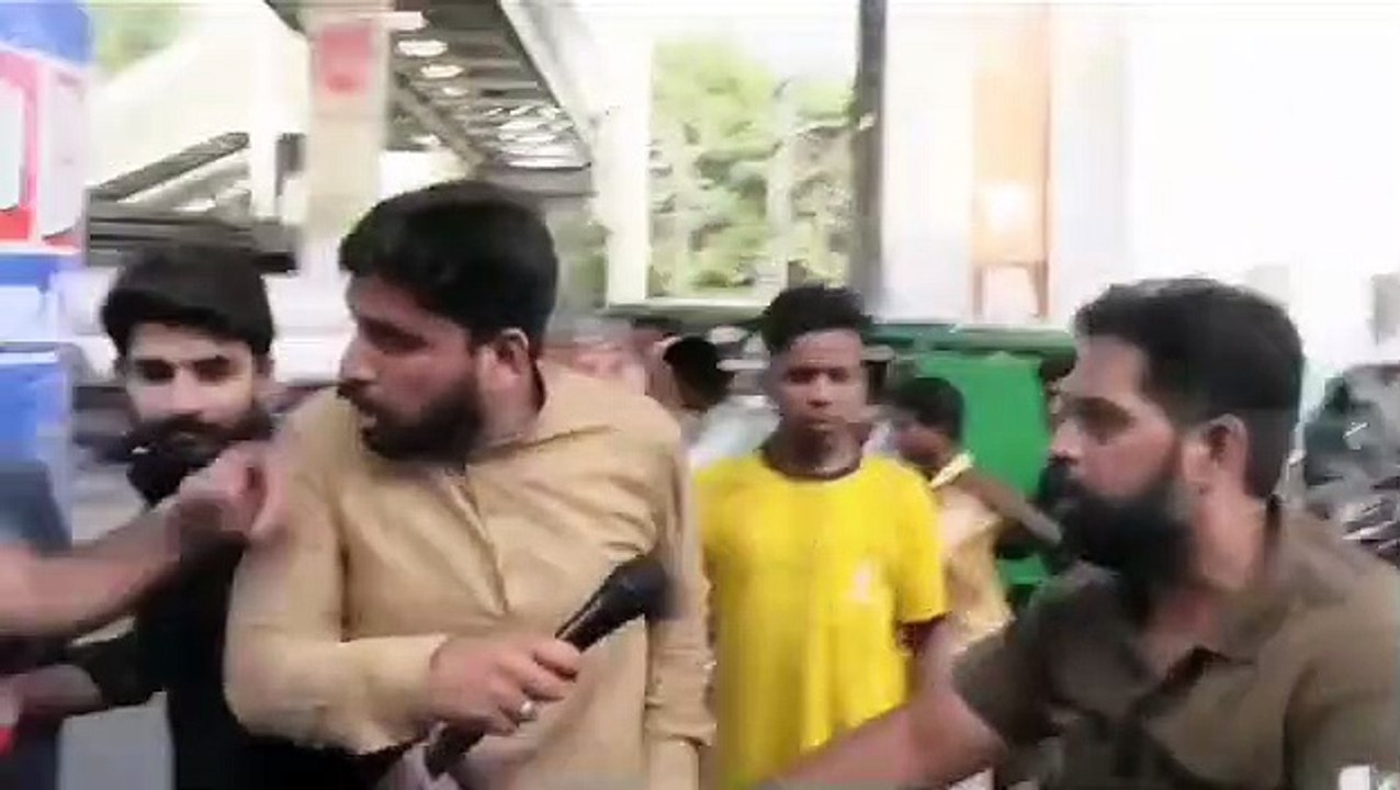 Pakistan Viral Video: 'Drunk' Cop Rides Bike With No Number Plate, Attacks & Abuses Reporter When Questioned