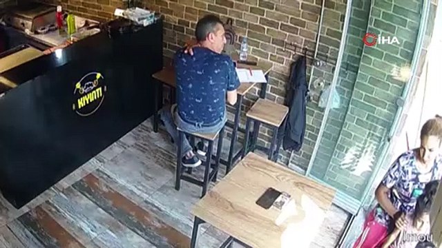 Saniyeler içinde cep telefonunu böyle çaldı...