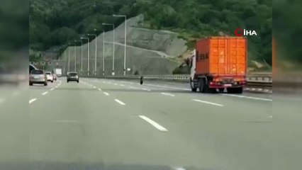Yola fırlayan tekerlek trafiği tehlikeye attı